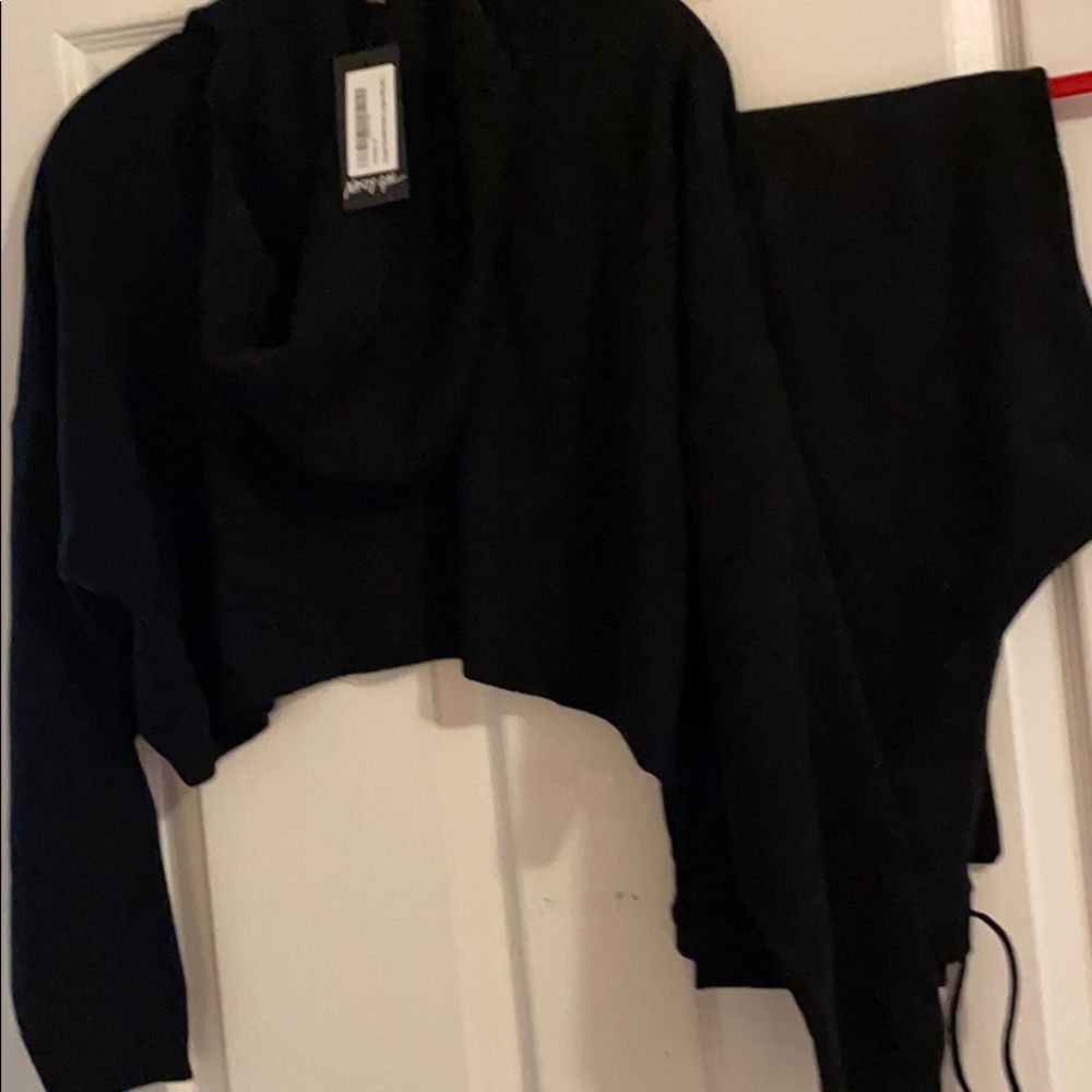 Women’s cropped hoodie and drawstring pants.